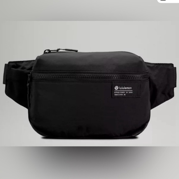 Lululemon Athletica Clean Lines Black Belt Bag - Picture 1 of 2